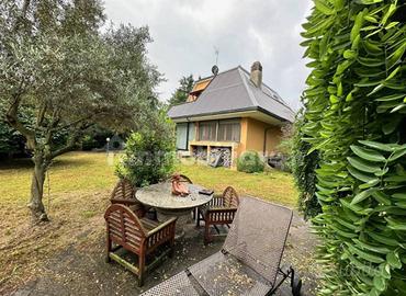 Villa di 250 m² con 5 locali e box auto doppio a B