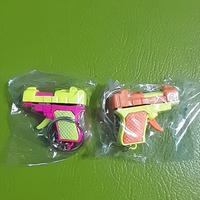 Due portachiavi con pistola vintage