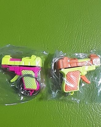 Due portachiavi con pistola vintage
