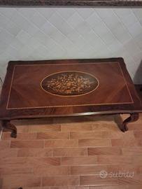 tavolo in legno color noce