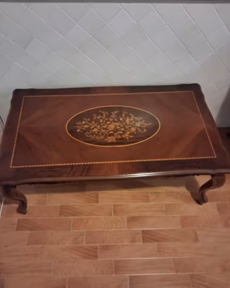 tavolo in legno color noce