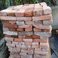 mattoni pieni vecchi recuperati