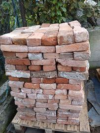 mattoni pieni vecchi recuperati