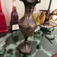 Vaso pakistano vintage in ottone inciso.