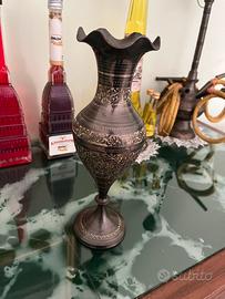Vaso pakistano vintage in ottone inciso.