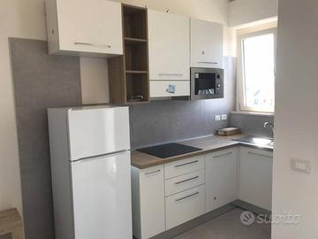 Monolocale arredato con balcone - Metro Italia 61