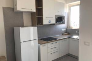 Monolocale arredato con balcone - Metro Italia 61