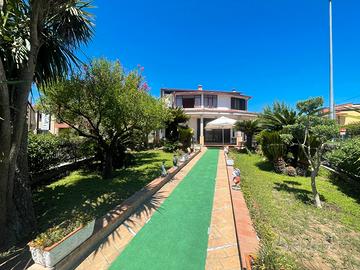 Villa con giardino di 360 mq - bellona