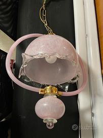 Lampadario rosa in vetro