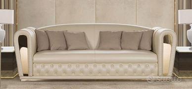 Divano in pelle ricamata e inserti in metallo oro