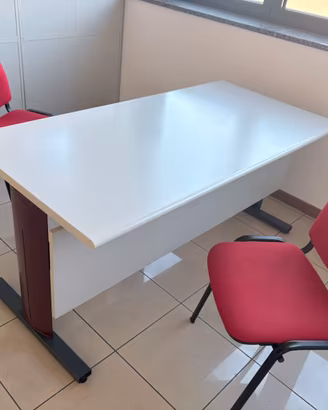 Stock scrivanie ufficio con cassettiera a rotelle