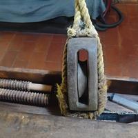 Antico bozzello in rovere e gancio a  cordone