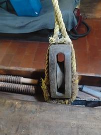 Antico bozzello in rovere e gancio a  cordone