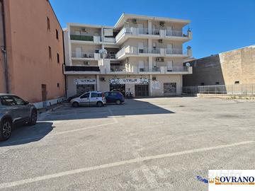 SS 113 CARINI: LOCALE C/1 CON AMPIO PARCHEGGIO