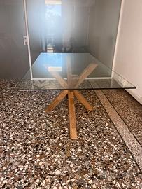 Tavolo in vetro con gambe in legno
