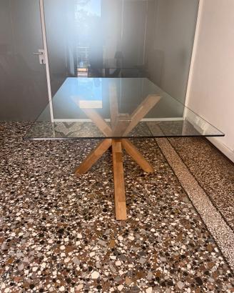 Tavolo in vetro con gambe in legno