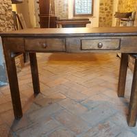 Tavolo massello robusto con mattarello per sfoglia