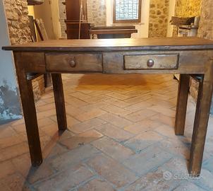 Tavolo massello robusto con mattarello per sfoglia