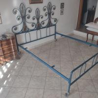 Letto matrimoniale in ferro battuto.