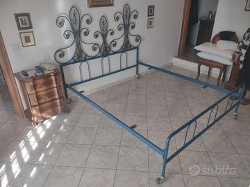 Letto matrimoniale in ferro battuto.