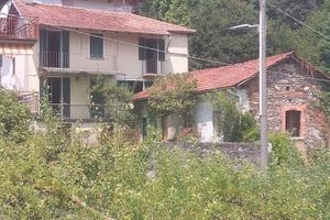 Casa antica da ritrutturare con parco