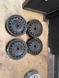 Cerchi in ferro  15” piu borchia Toyota yaris new
