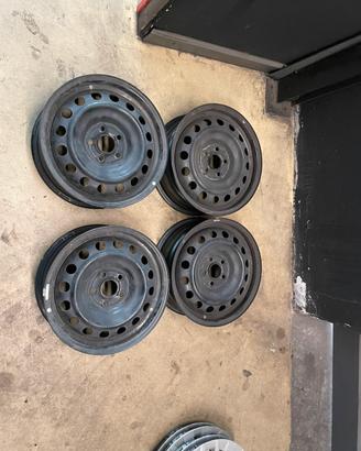 Cerchi in ferro  15” piu borchia Toyota yaris new