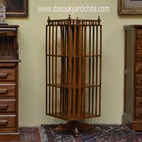 Libreria girevole a tre ripiani con ringhierina