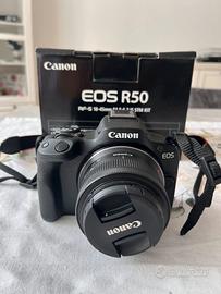 Canon EOS R50 con obiettivo del kit