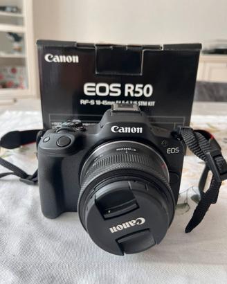 Canon EOS R50 con obiettivo del kit