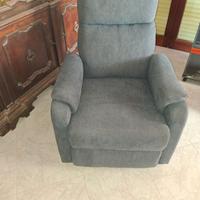 Poltrona nuova in tessuto con poggiagambe