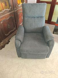Poltrona nuova in tessuto con poggiagambe