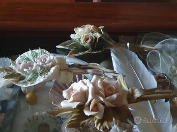 Tre oggetti floreali Capodimonte in  fine ceramica
