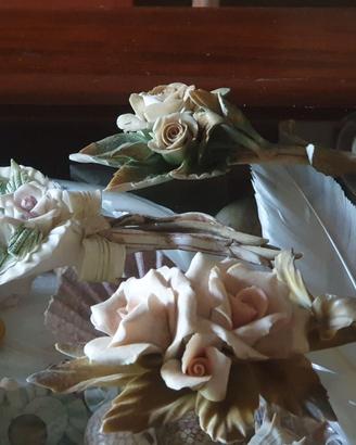 Tre oggetti floreali Capodimonte in  fine ceramica