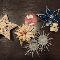 Oggettistica natalizia e fiori finti.