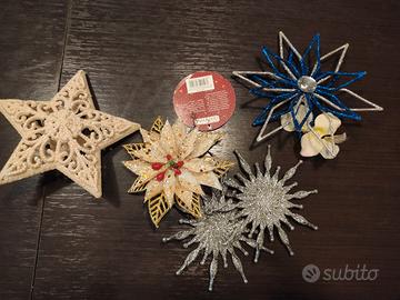 Oggettistica natalizia e fiori finti.