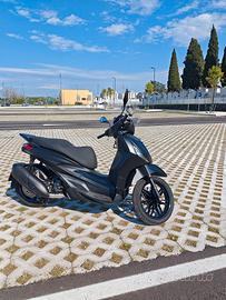 Beverly 300 hpe Deep Black 