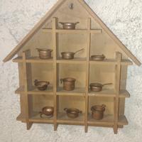 casetta in legno con padelline in rame