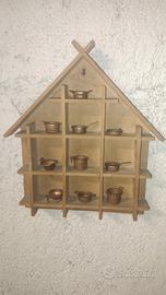 casetta in legno con padelline in rame