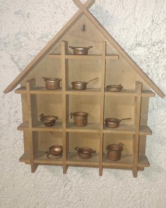 casetta in legno con padelline in rame