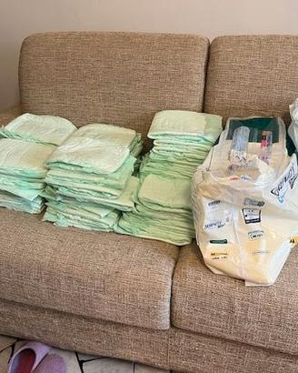 Pannoloni ed assorbenti rettangolari piatti nuovi