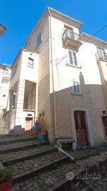 Casa singola in paese al centro storico 3 livelli