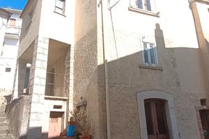 Casa singola in paese al centro storico 3 livelli
