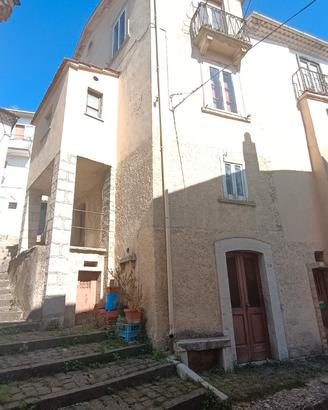 Casa singola in paese al centro storico 3 livelli