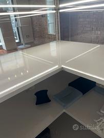 Mobile angolare con luci led per locale commercial