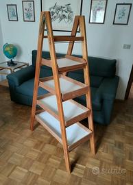 SCAFFALE / ESPOSITORE IN LEGNO A SCALA