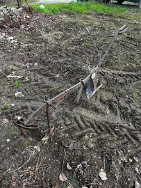 Attrezzo agricolo antico in ferro