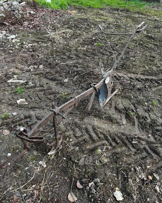 Attrezzo agricolo antico in ferro