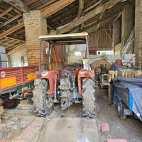 Trattore a 4 ruote motrici e rimorchio a 2 assi