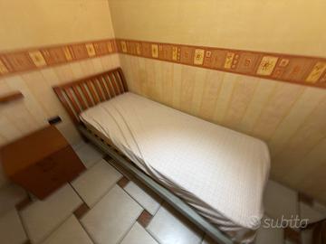 letto singolo in legno color ciliegio